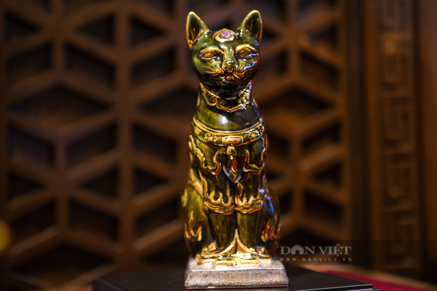 “Toàn bộ sản phẩm được làm bằng gốm cao cấp, vẽ vàng 24K, một số sản phẩm còn được đính đá quý. Giá bán là 3,5 triệu đồng”, nghệ nhân Thế Cường chia sẻ. “Toàn bộ sản phẩm được làm bằng gốm cao cấp, vẽ vàng 24K, một số sản phẩm còn được đính đá quý. Giá bán là 3,5 triệu đồng”, nghệ nhân Thế Cường chia sẻ.