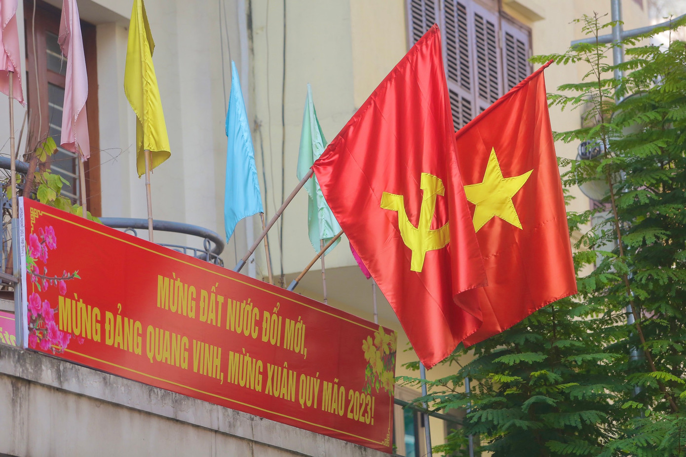 Một góc phố Hàng Ngang rực rỡ cờ đỏ sao vàng.