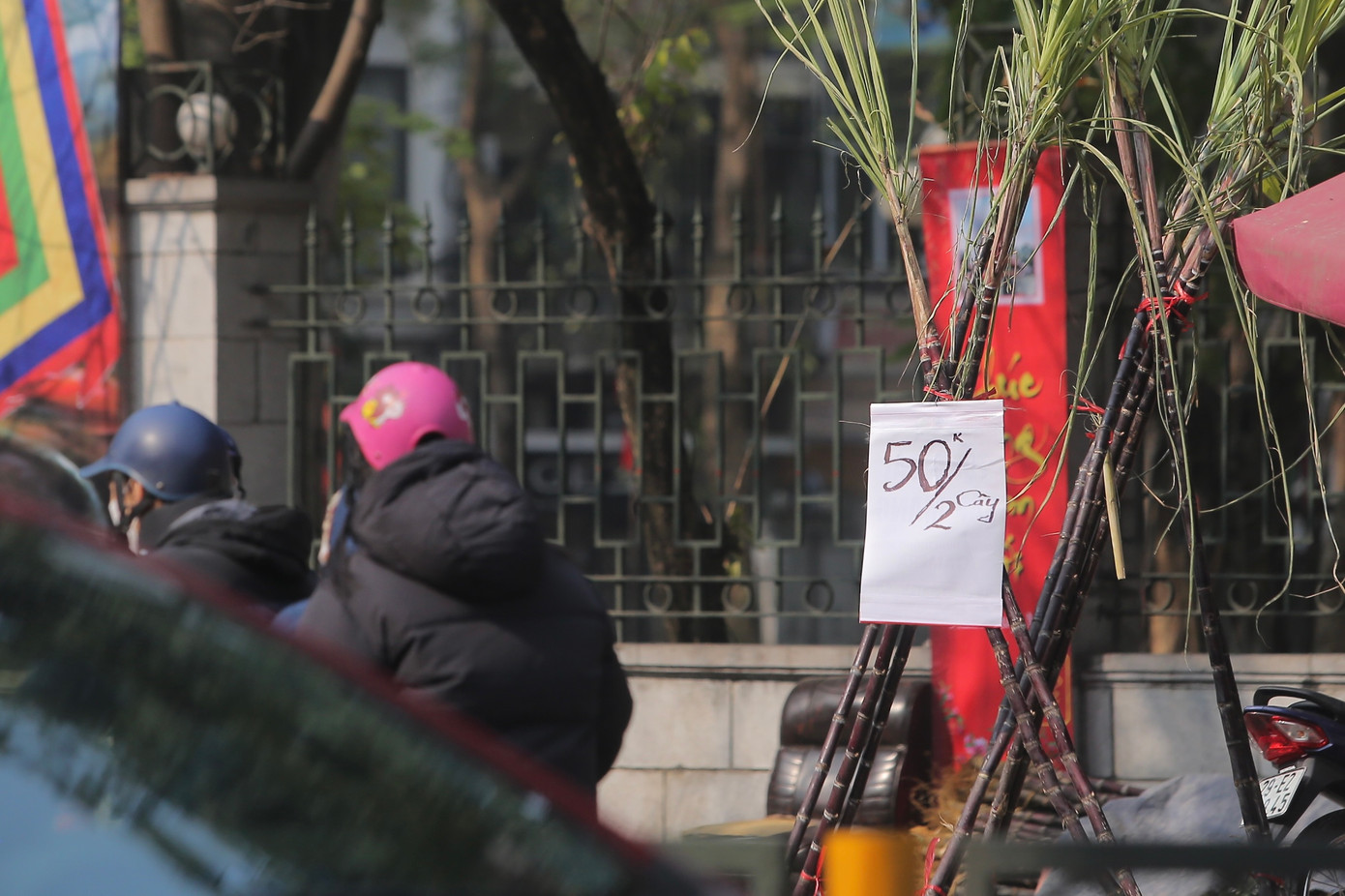 Ban ngày giá mía lộc khoảng 50.000 đồng/cặp. Mía được bán nhiều nhất sau giao thừa, lúc đó giá sẽ tăng gấp 2-3 lần, khoảng 100.000 đồng/cặp.