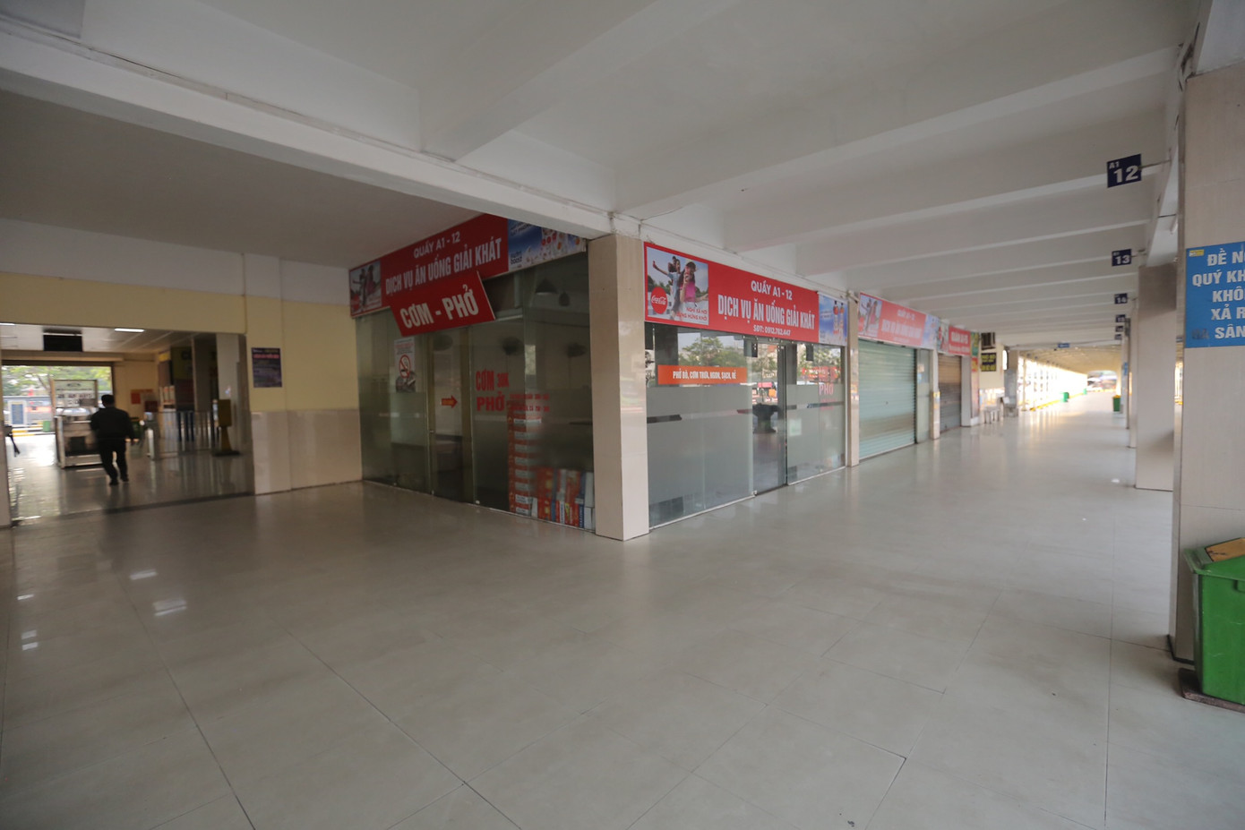 Các lối đi trong bến xe hắt hiu, không còn hoạt động mua bán, bắt khách.