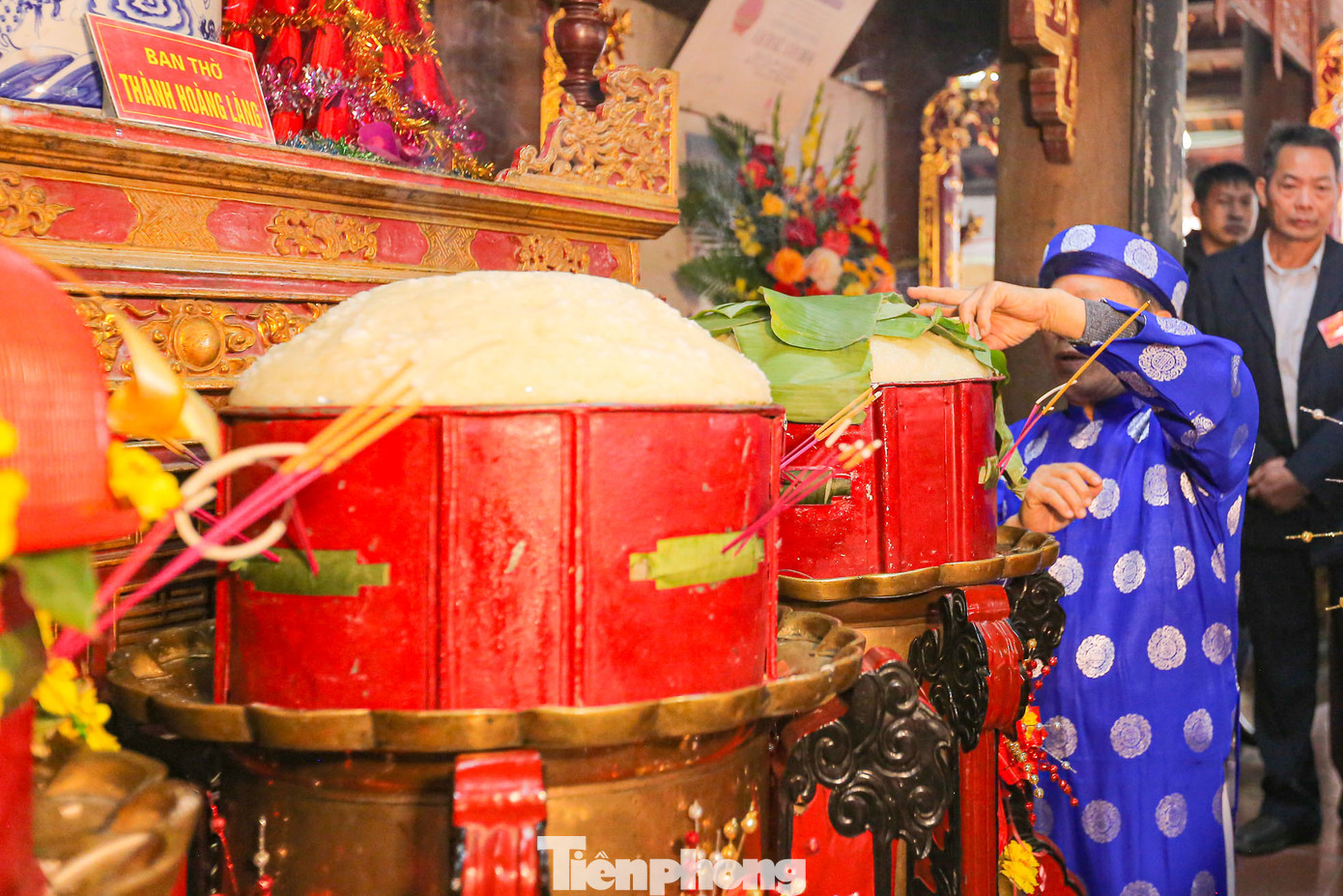 Với cư dân nông nghiệp thì hạt gạo chính là “hạt ngọc”, thứ bình dị nhất nhưng cũng quý giá nhất. Tây Mỗ có lẽ là làng quê duy nhất có truyền thống thờ phụng hạt gạo, sản phẩm do chính bàn tay người dân nơi đây làm ra.