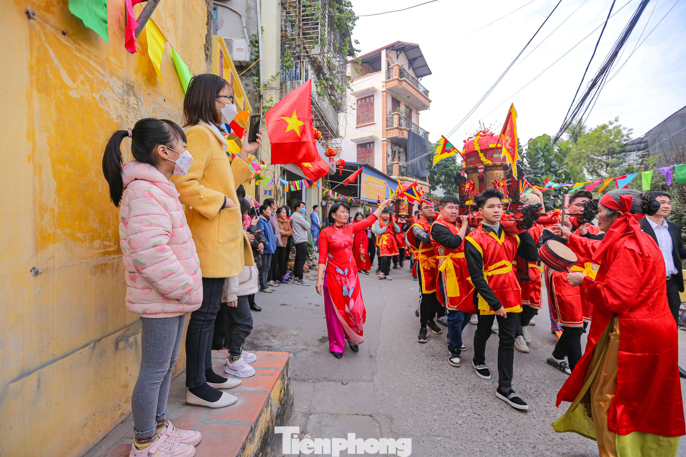 Các thanh niên thay phiên nhau vào khiêng kiệu xôi. Mỗi kiệu sẽ có từ 6-8 người khiêng.