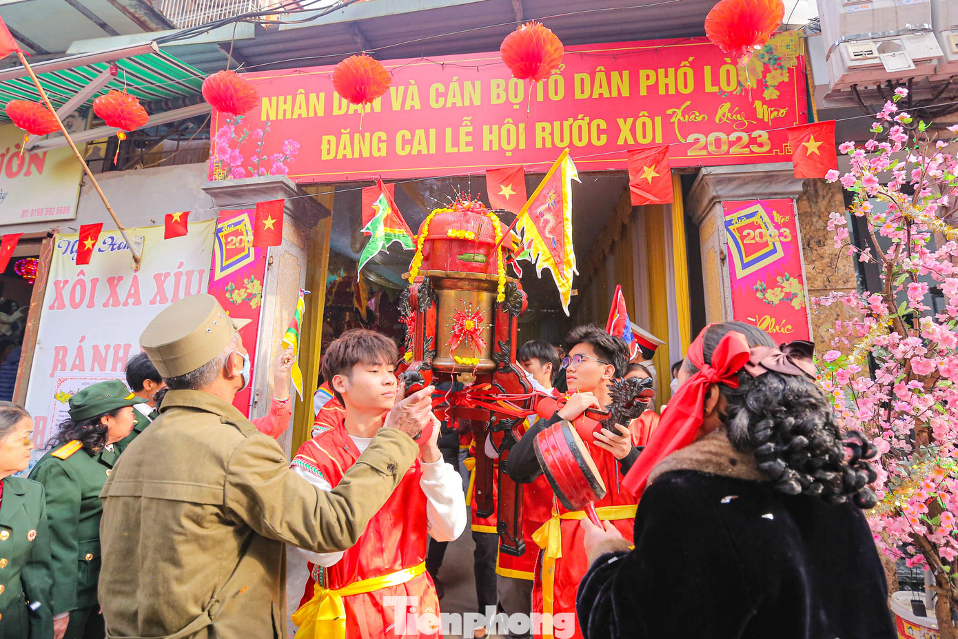 3 chõ xôi được rước đi quanh làng từ nhà ông Hiệp.