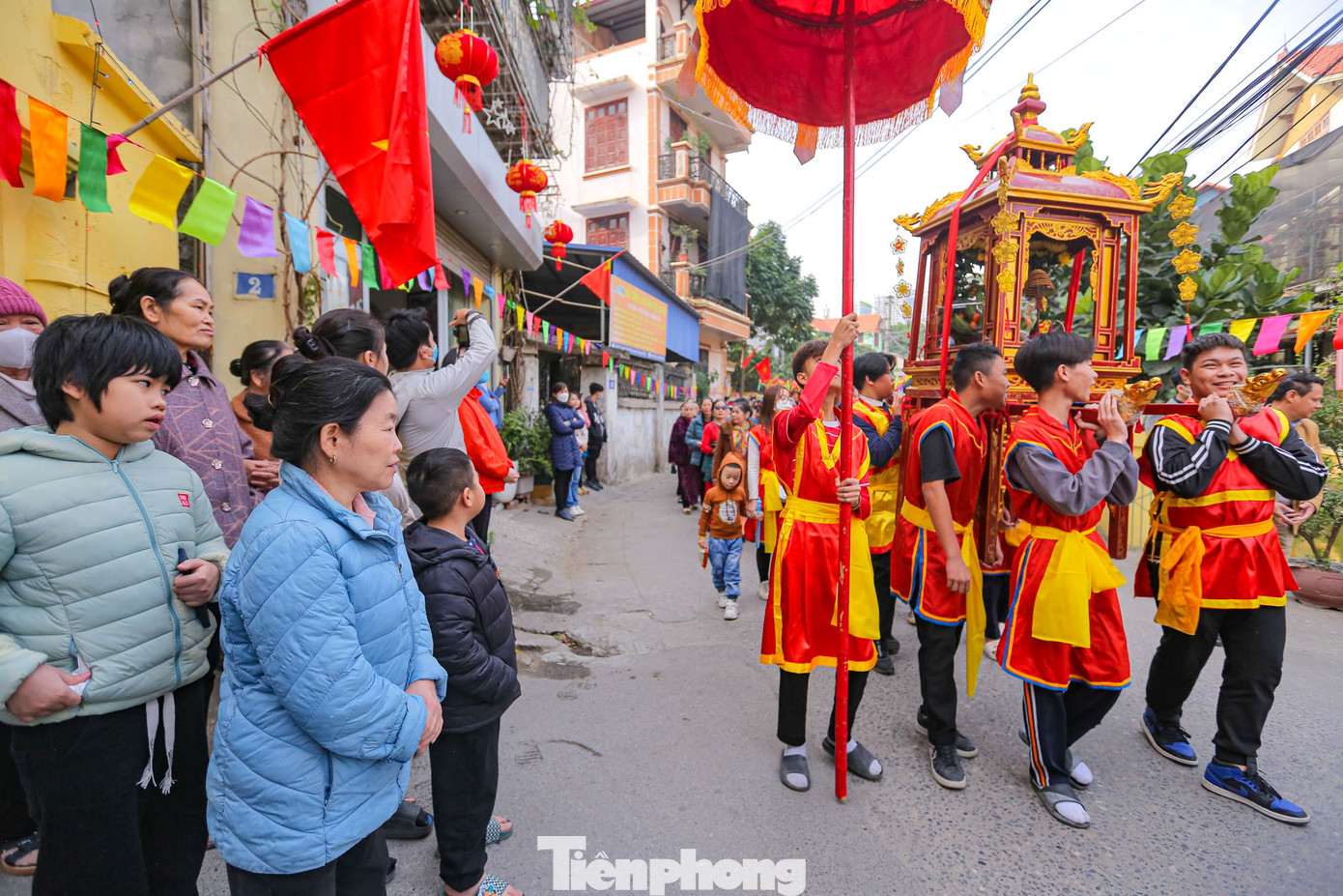 Đông đảo người dân trong làng cùng du khách thập phương cùng tham gia vào đoàn rước khiến các con ngõ trong làng Tây Mỗ chật kín người.