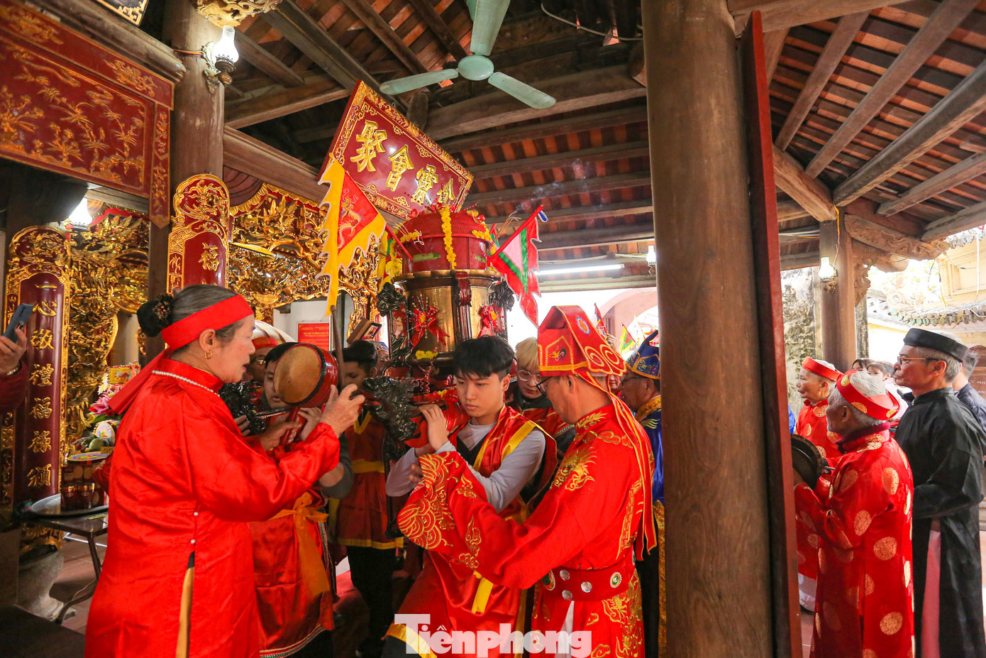 Khoảng hơn 10 giờ sáng, 3 kiệu xôi sau khi rước một vòng quanh làng được đưa trở về đình làng Tây Mỗ đặt trước gian thờ chính.