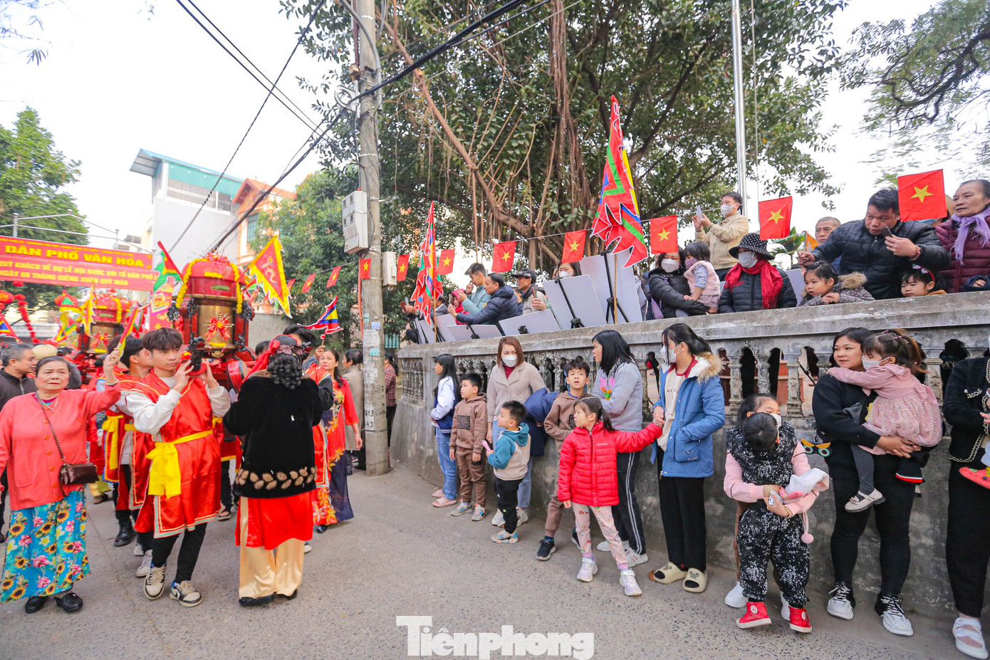 Xôi sẽ được rước từ tổ dân phố này sang tổ dân phố khác với quãng đường di chuyển chừng 2km.