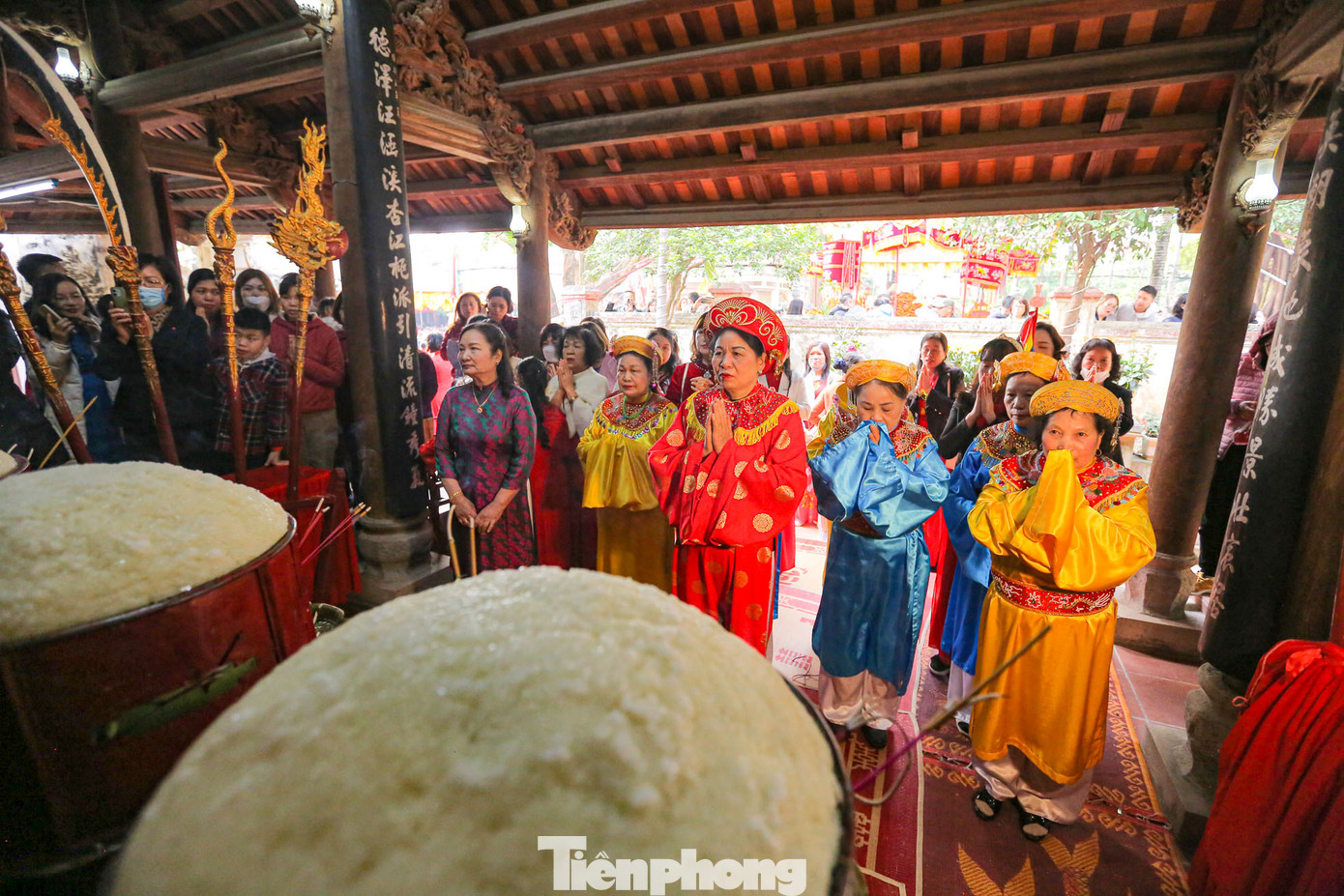 Sau lễ rước xôi, người dân địa phương, du khách thập phương hành lễ tại đình làng.