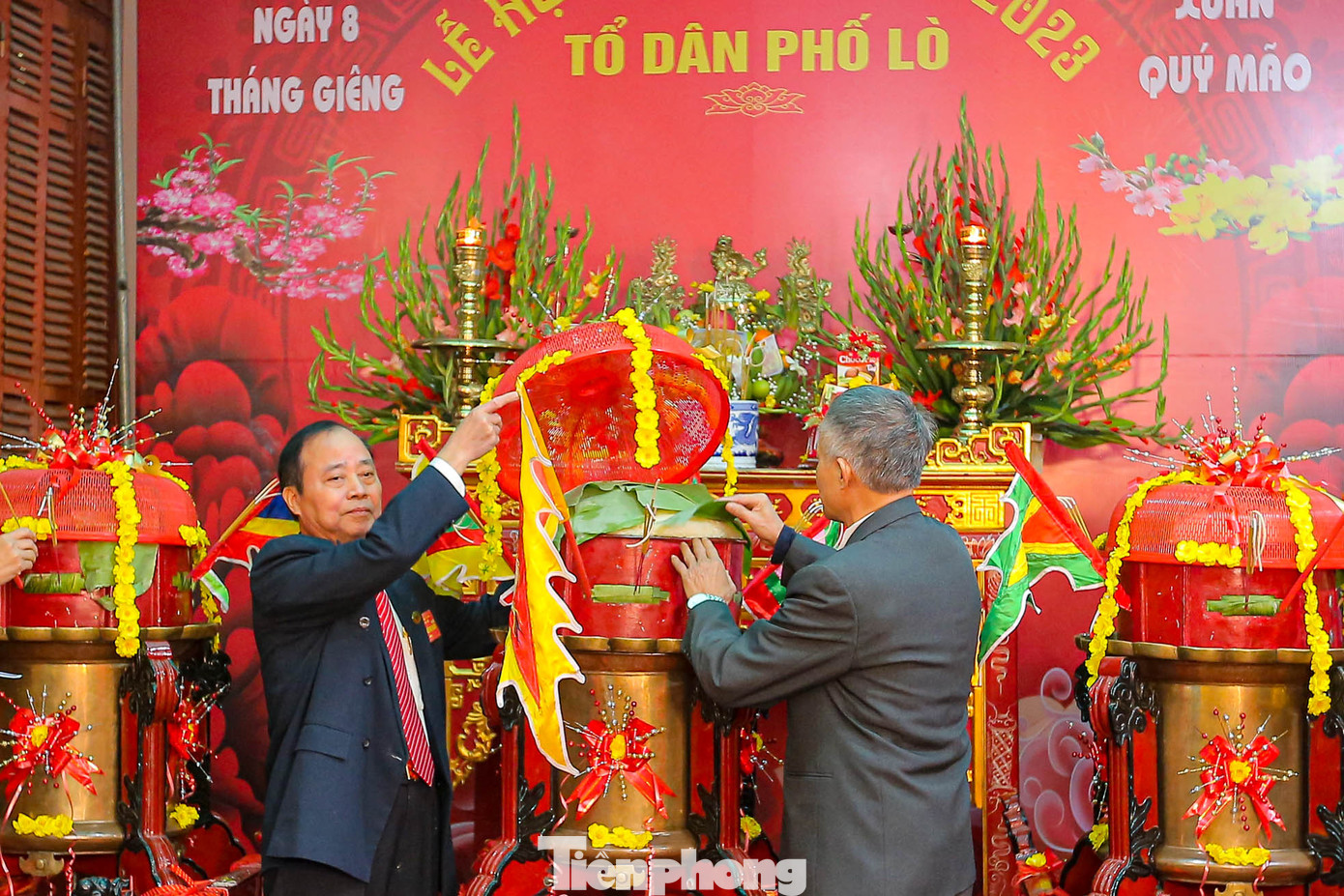 Mỗi năm, dân làng sẽ chọn ra một gia đình đăng cai thổi xôi. Gia đình được chọn phải là gia đình nề nếp, gương mẫu, con cái phương trưởng và còn song toàn cả cụ ông, cụ bà. Năm nay, gia đình ông Trần Đăng Hiệp (tổ dân phố Lò, phường Tây Mỗ) vinh dự được chọn thổi xôi cho làng.