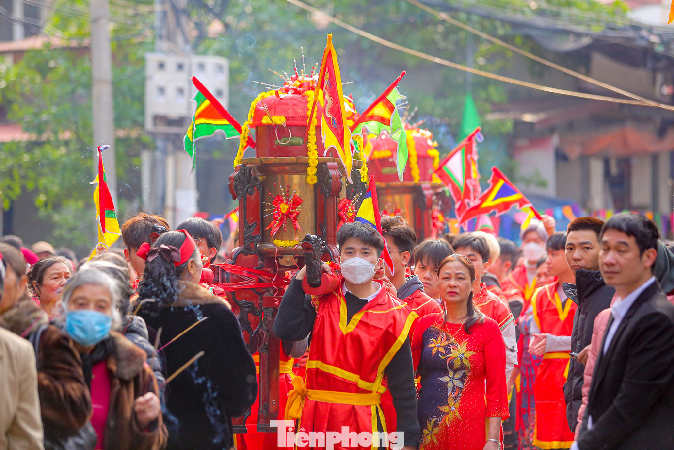 Kiệu xôi nặng cùng đoạn đường rước khá xa khiến các trai tráng trong làng Tây Mỗ phải gắng hết sức.