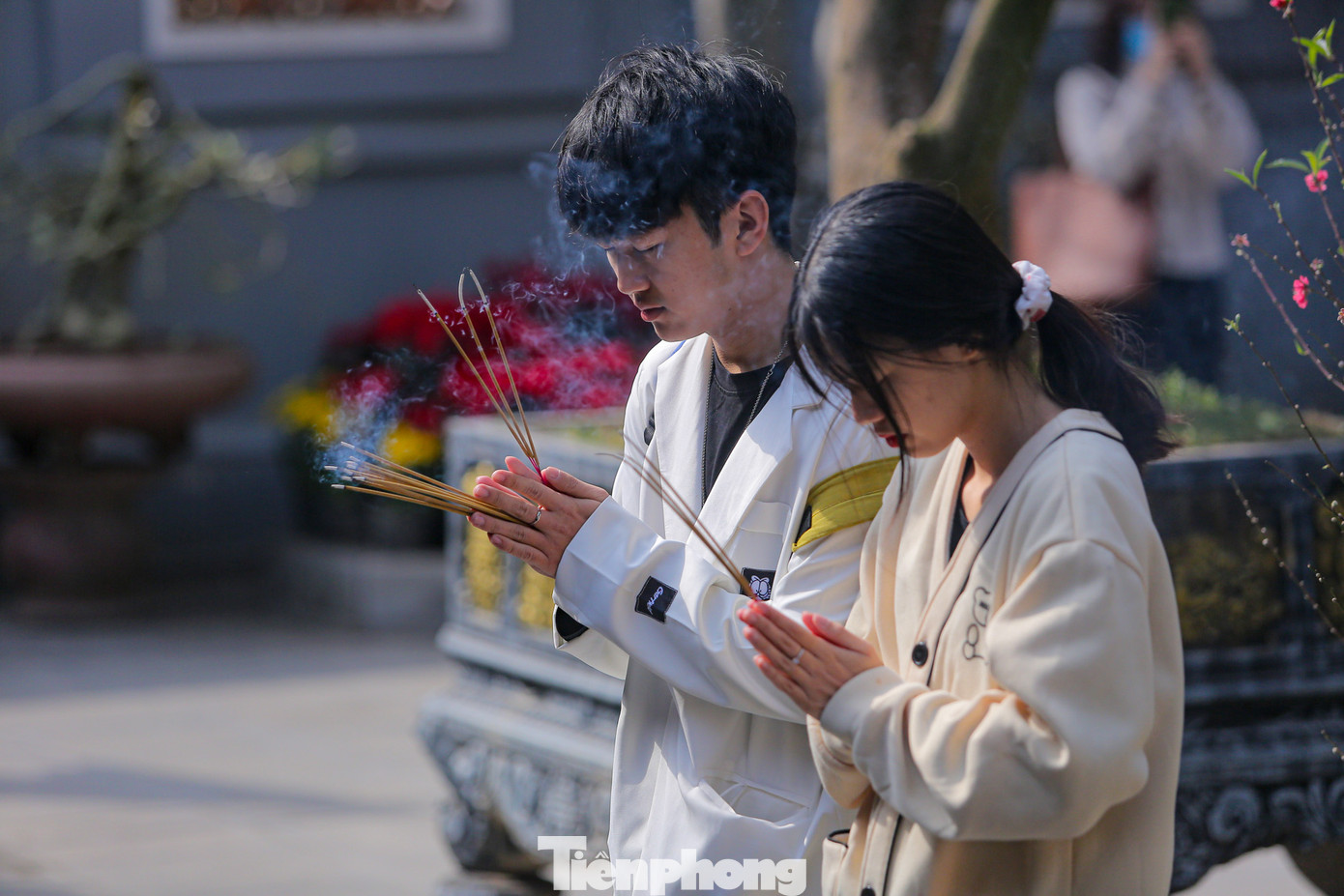 Không ít cặp đôi mang lễ vật để cầu mong cho tình yêu hòa hợp, đến đầu bạc răng long.