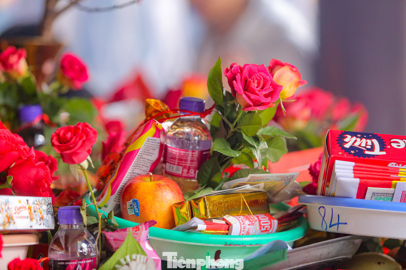 Lễ vật cầu duyên bao gồm vàng, hương…và không thể thiếu hoa hồng – loài hoa tượng trưng cho tình yêu đôi lứa.
