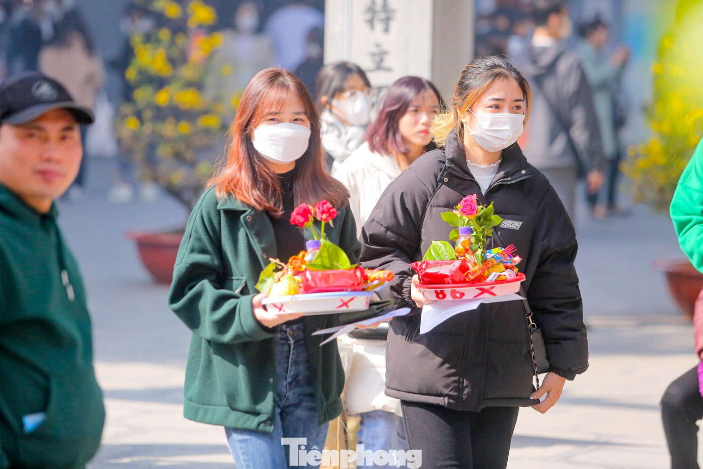 Nhiều cô gái, chàng trai mang lễ vật vào chùa để cầu duyên. Ai cũng thành tâm khấn vái với mong muốn tìm được nửa kia của đời mình.