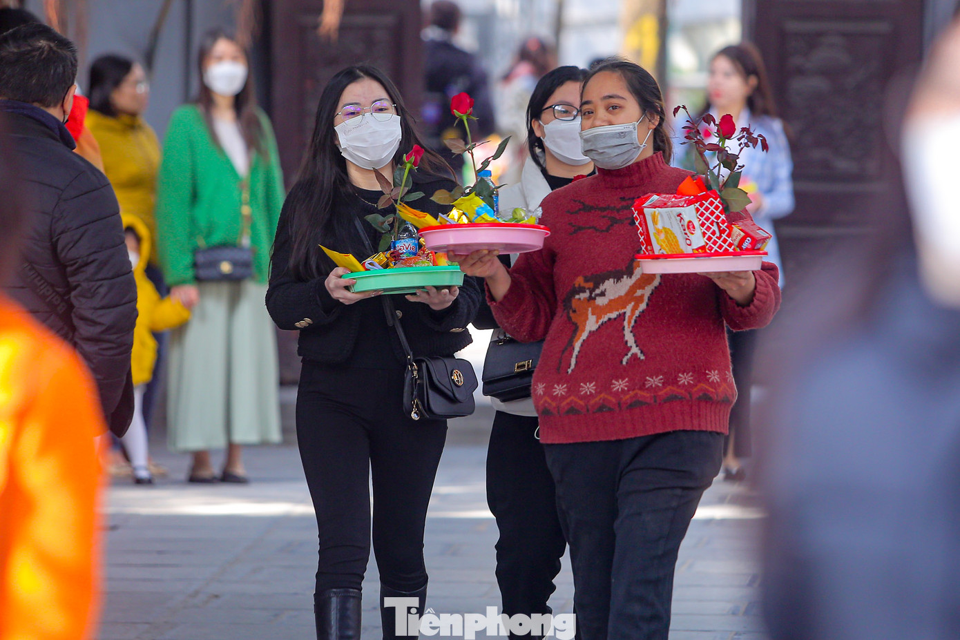 Những ngày đầu năm mới Quý Mão 2023, tại Chùa Hà (phường Dịch Vọng, Cầu Giấy, Hà Nội) có nhiều bạn trẻ đến dâng hương, xin sớ, hành lễ để cầu tài lộc, bình an và quan trọng hơn cả là cầu tình duyên.