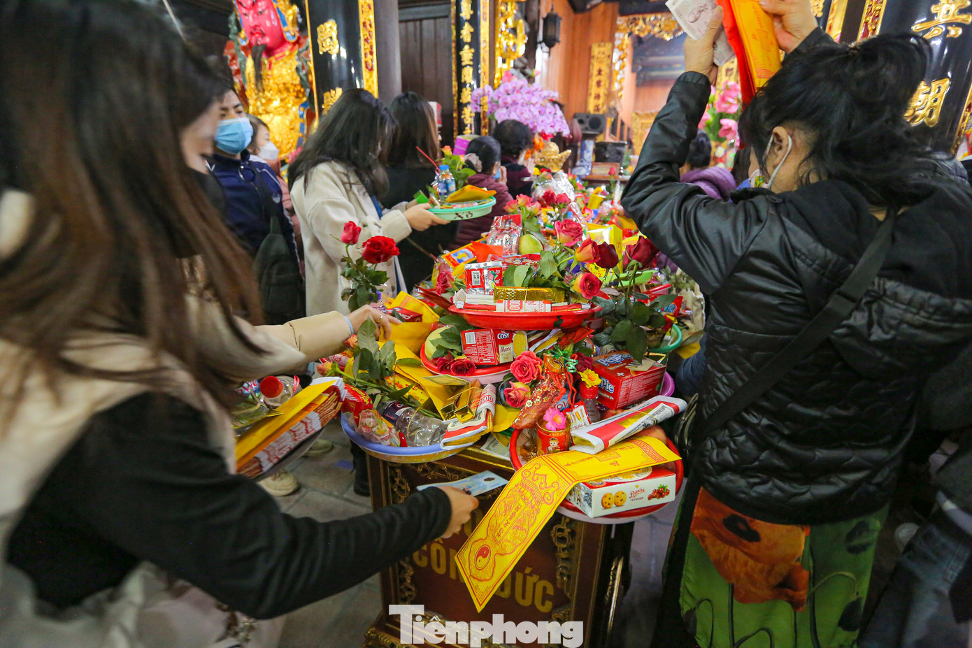 Lễ được bày quanh chính điện.