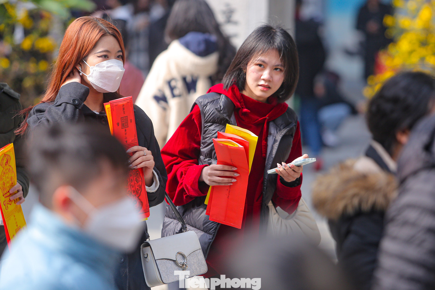 Nhóm bạn trẻ đến chùa Hà để cùng nhau dâng lên lời nguyện ước về tình duyên trong năm mới.