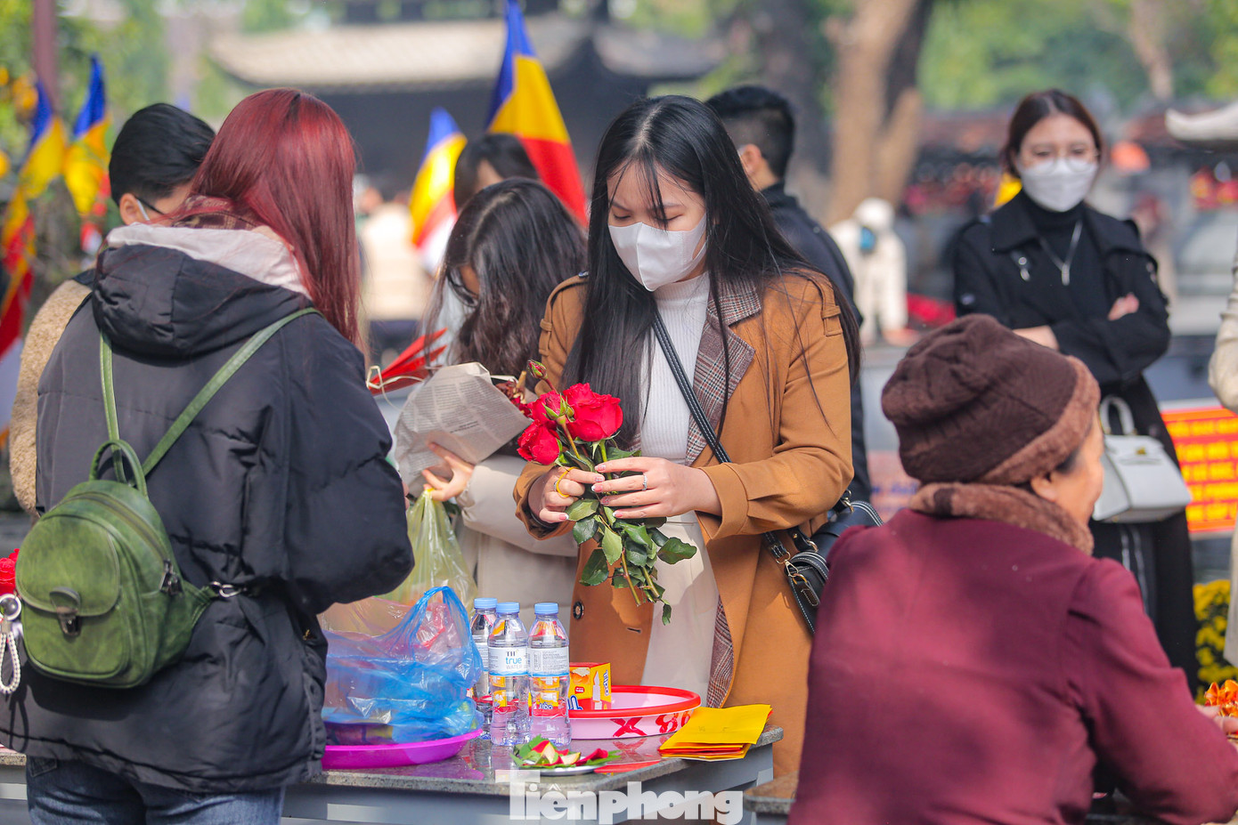Bàn sắp lễ lúc nào cũng tấp nập.