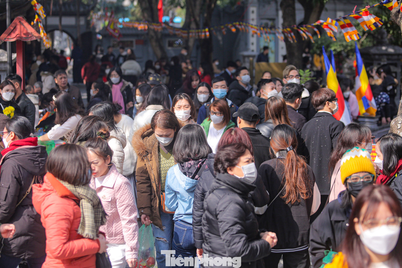 Lượng người đến đây tăng cao trong dịp đầu năm khiến sân trong chùa trở nên đông đúc.