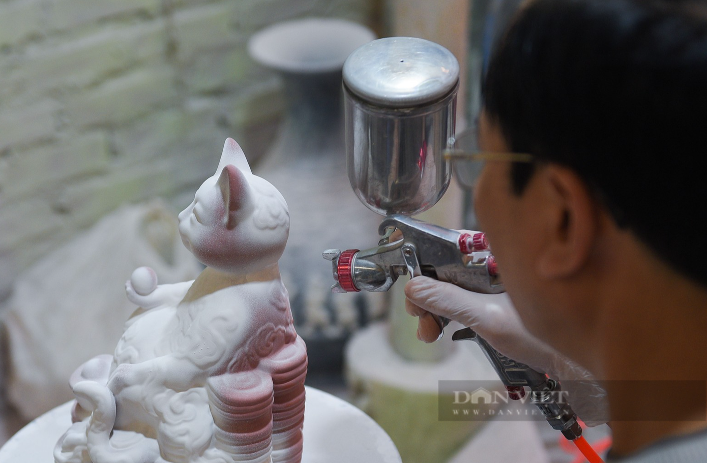 Toàn bộ sản phẩm sẽ được phủ men, sau đó sẽ được xếp vào lò nung. Toàn bộ sản phẩm sẽ được phủ men, sau đó sẽ được xếp vào lò nung.