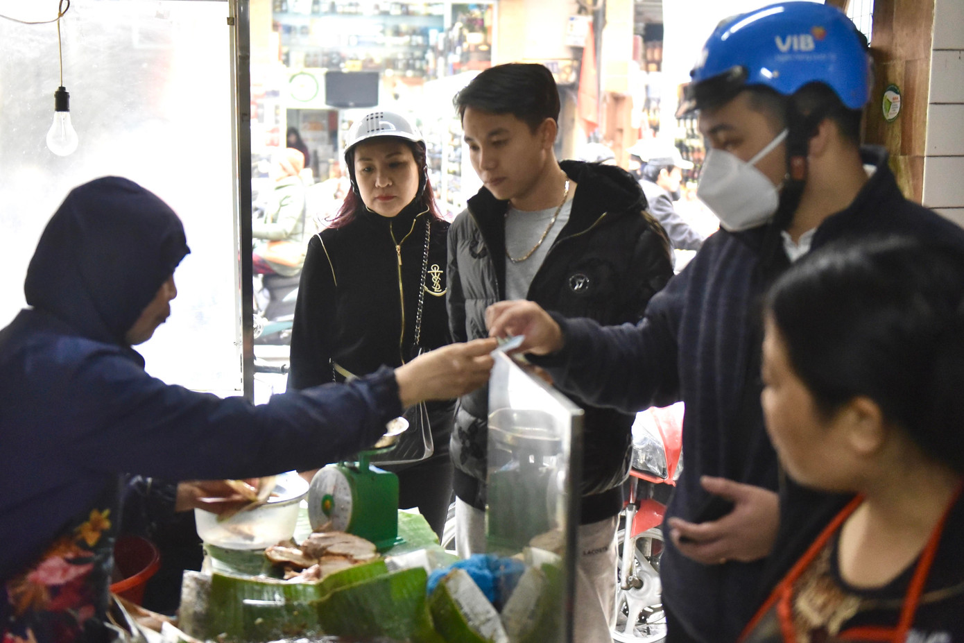 Cửa hàng mới mở bán mà khách đã đến tấp nập.