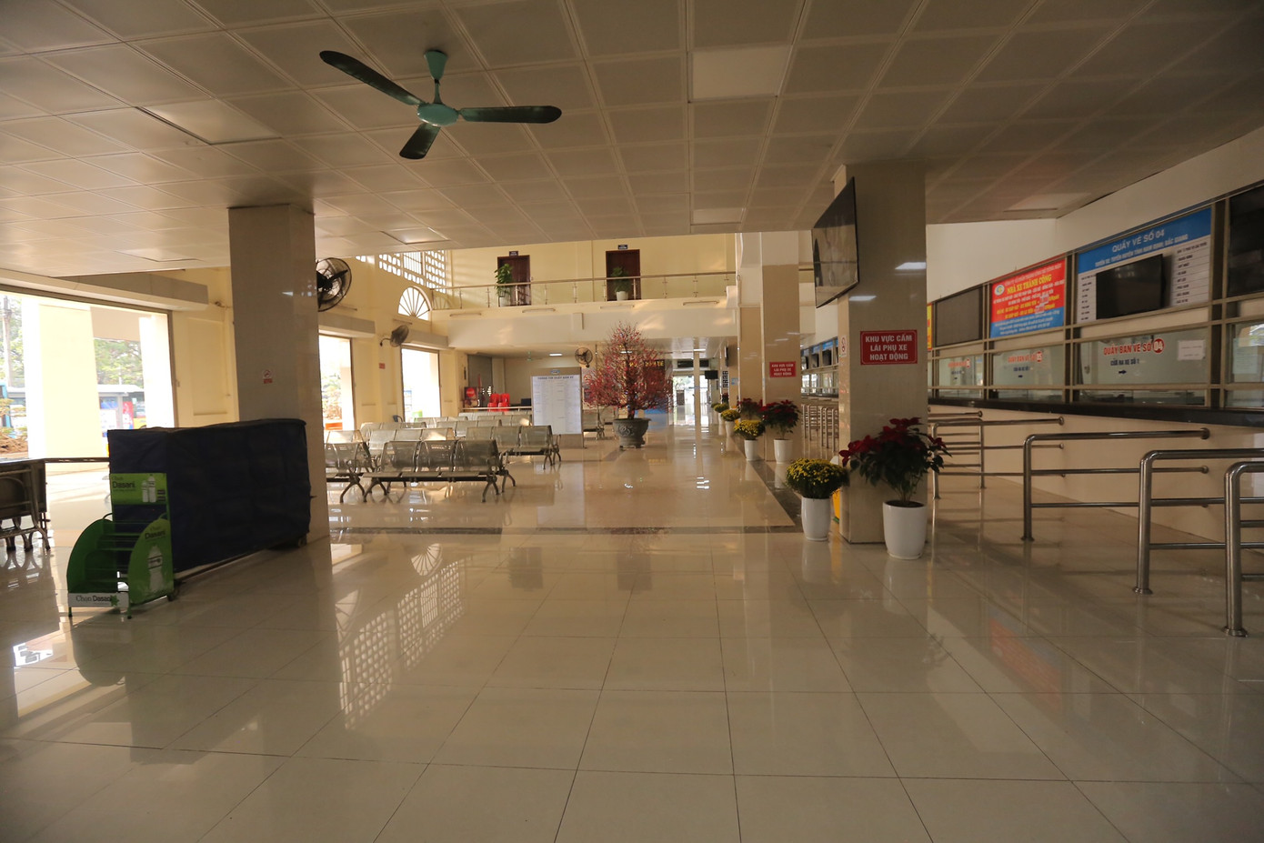 Khu vực bán vé, sảnh chờ không một bóng người.