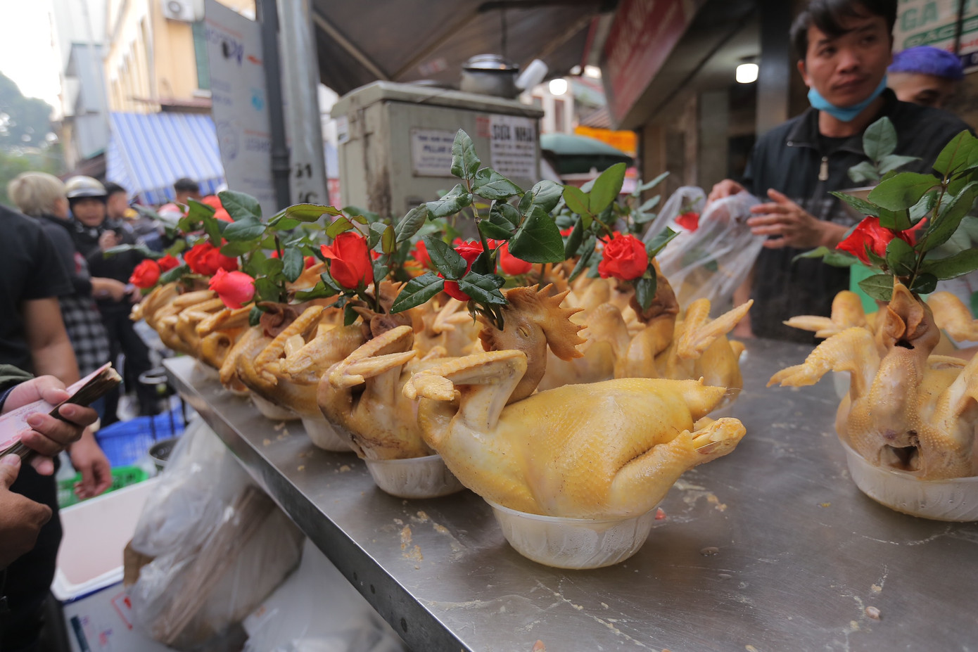 Với nhiều người, món gà luộc ngậm hoa hồng không thể thiếu trong mâm cơm cúng ngày Tết.