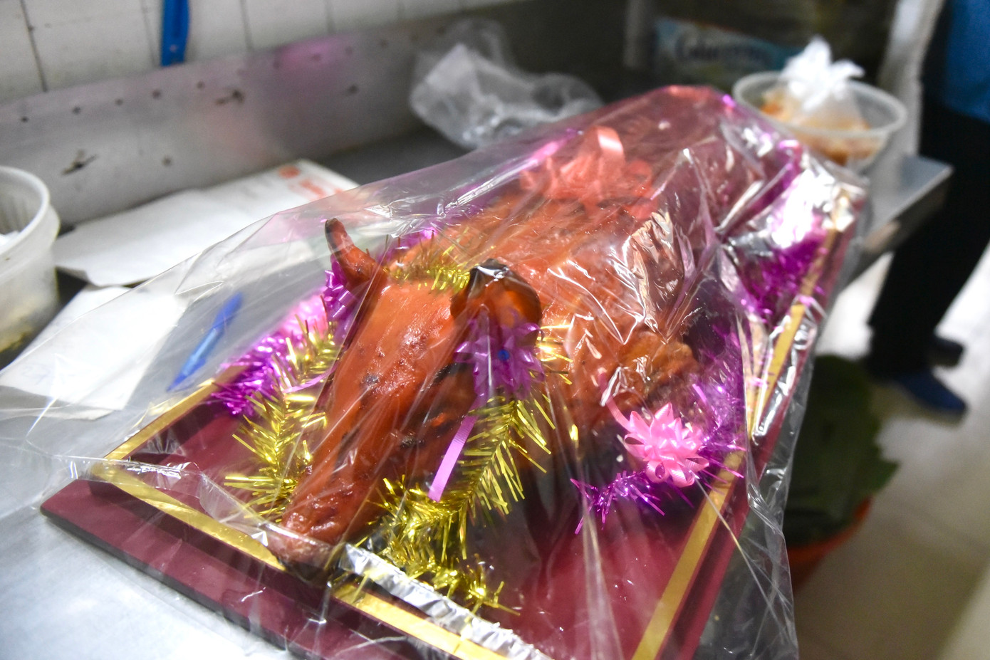 Heo quay nguyên con, loại nhỏ giá trung bình 2 triệu đồng/con được đặt mua từ trước.