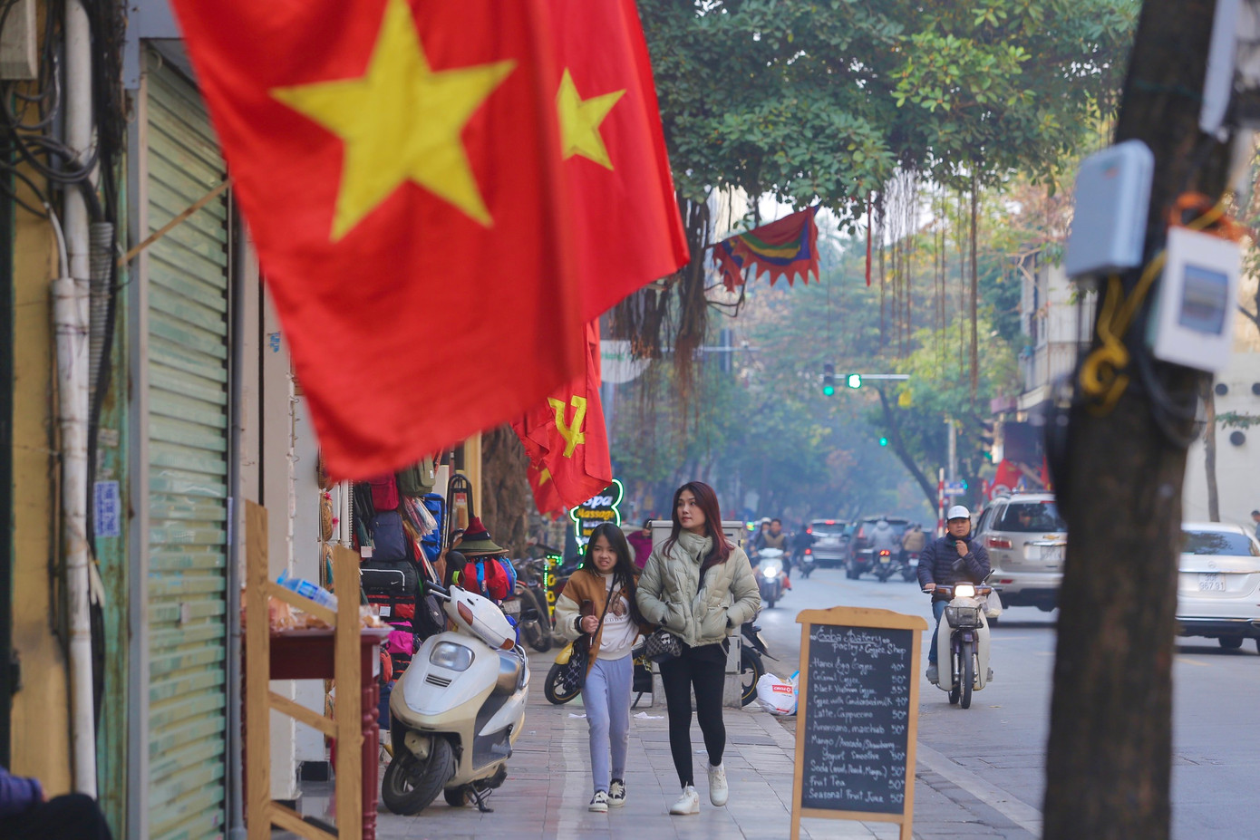 Phố Hàng Bông rực rỡ cờ đỏ sao vàng.