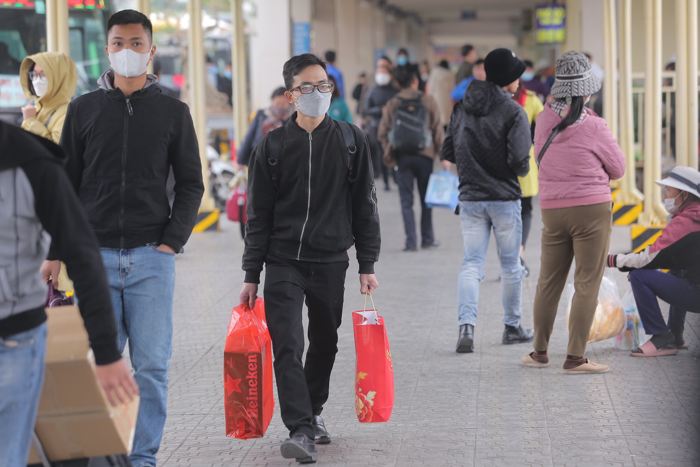 "Tôi làm kỹ thuật tại khu công nghiệp, nay được nghỉ nên tôi tranh thủ về nhà, mang thùng bia biếu bố mẹ", anh Kim (Thái Bình) cho biết.