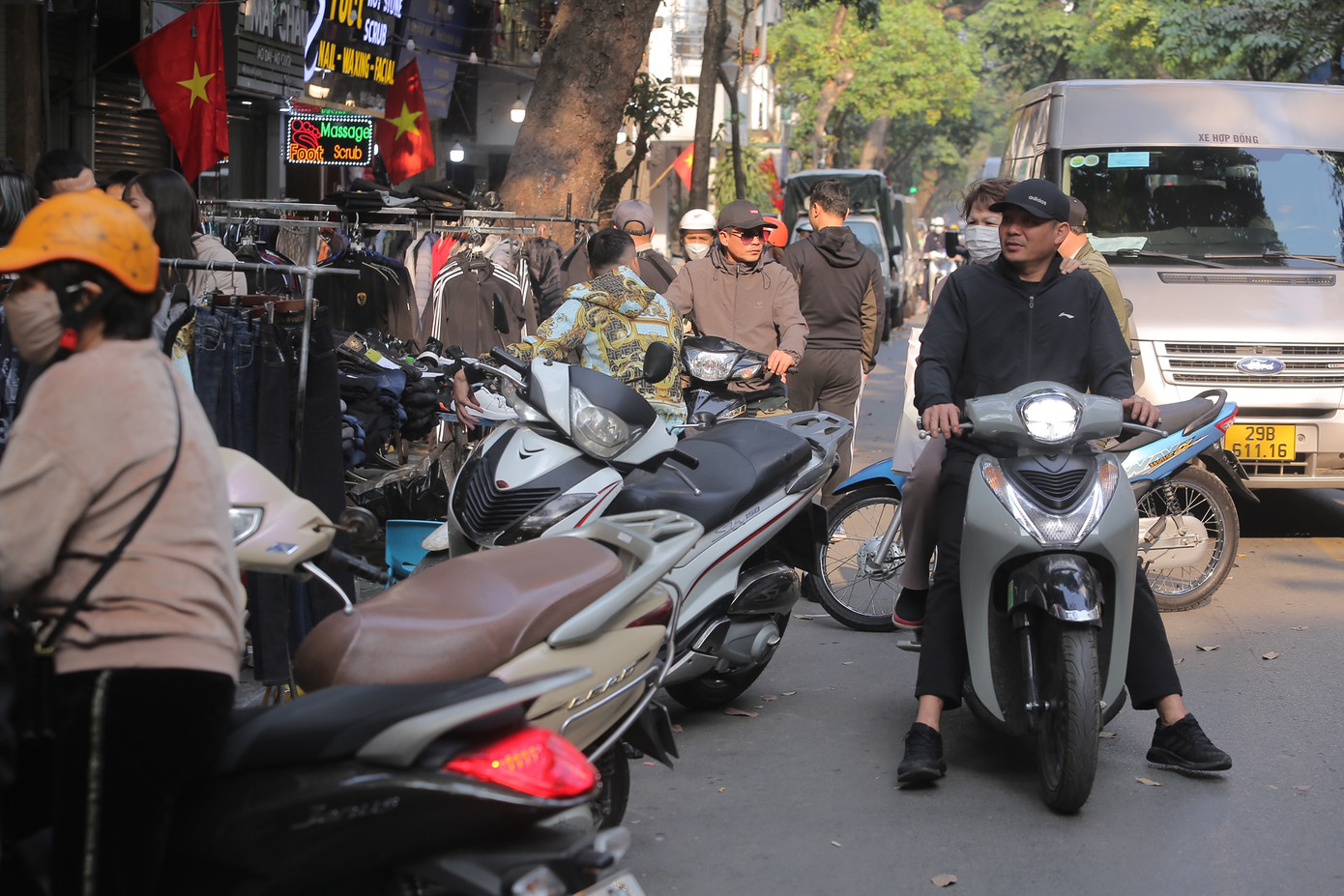 Phố Hàng Bông ùn ứ trong chiều 30 Tết.