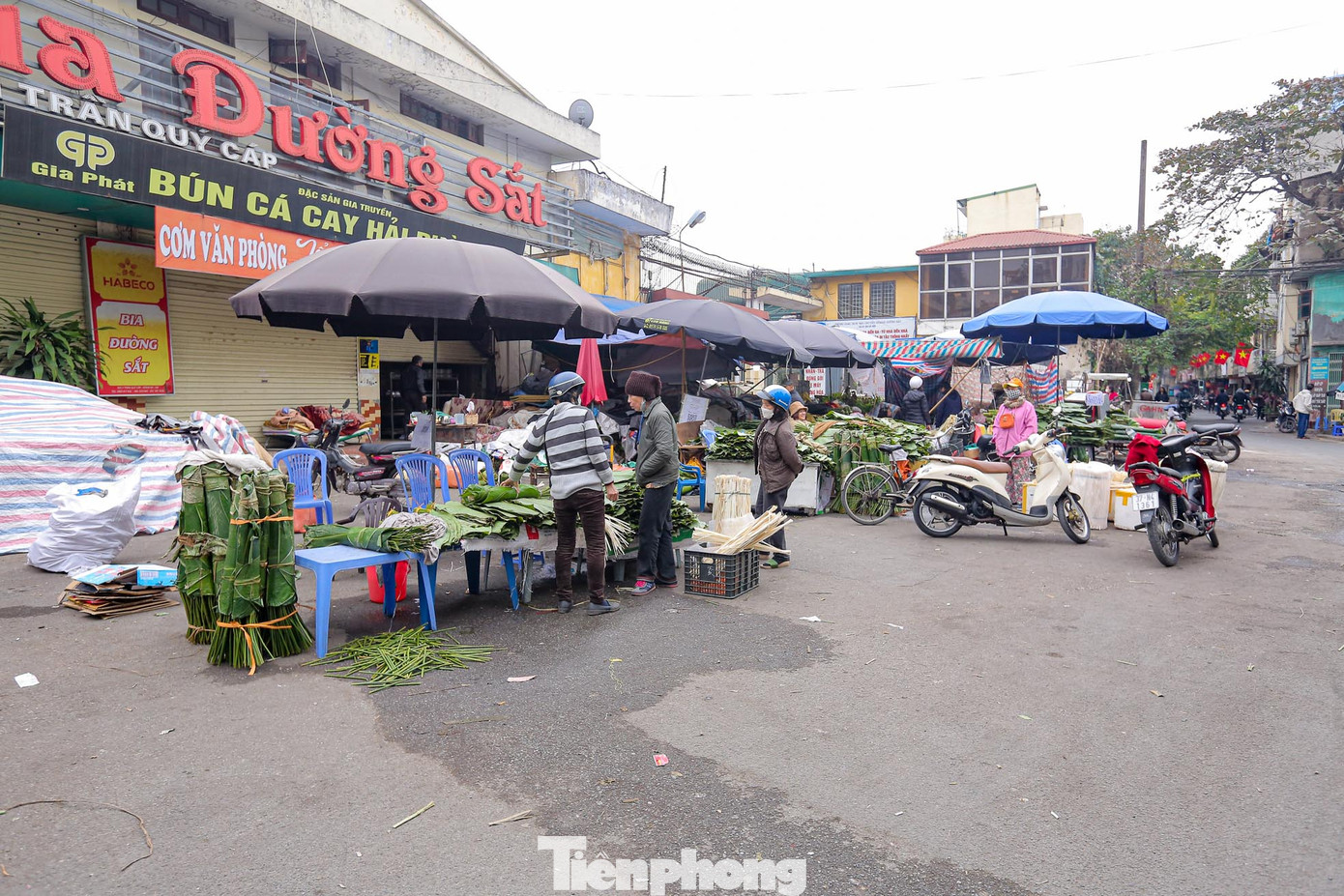Sau khi bắt đầu chính thức nghỉ Tết, người dân Thủ đô tấp nập đi mua sắm phục vụ Tết Âm lịch. Tuy nhiên chợ lá dong lâu đời lại chịu cảnh đìu hiu, vắng khách hơn rất nhiều so với những năm trước.