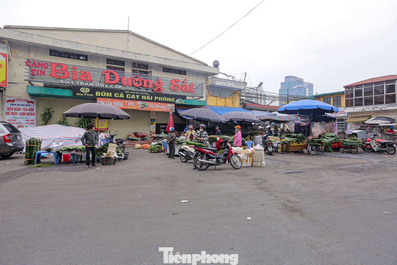 Cứ đến những ngày cuối cùng của năm, chợ buôn bán lá dong và dây lạt tự phát trên phố Trần Quý Cáp (Hà Nội) lại phủ xanh một góc phố