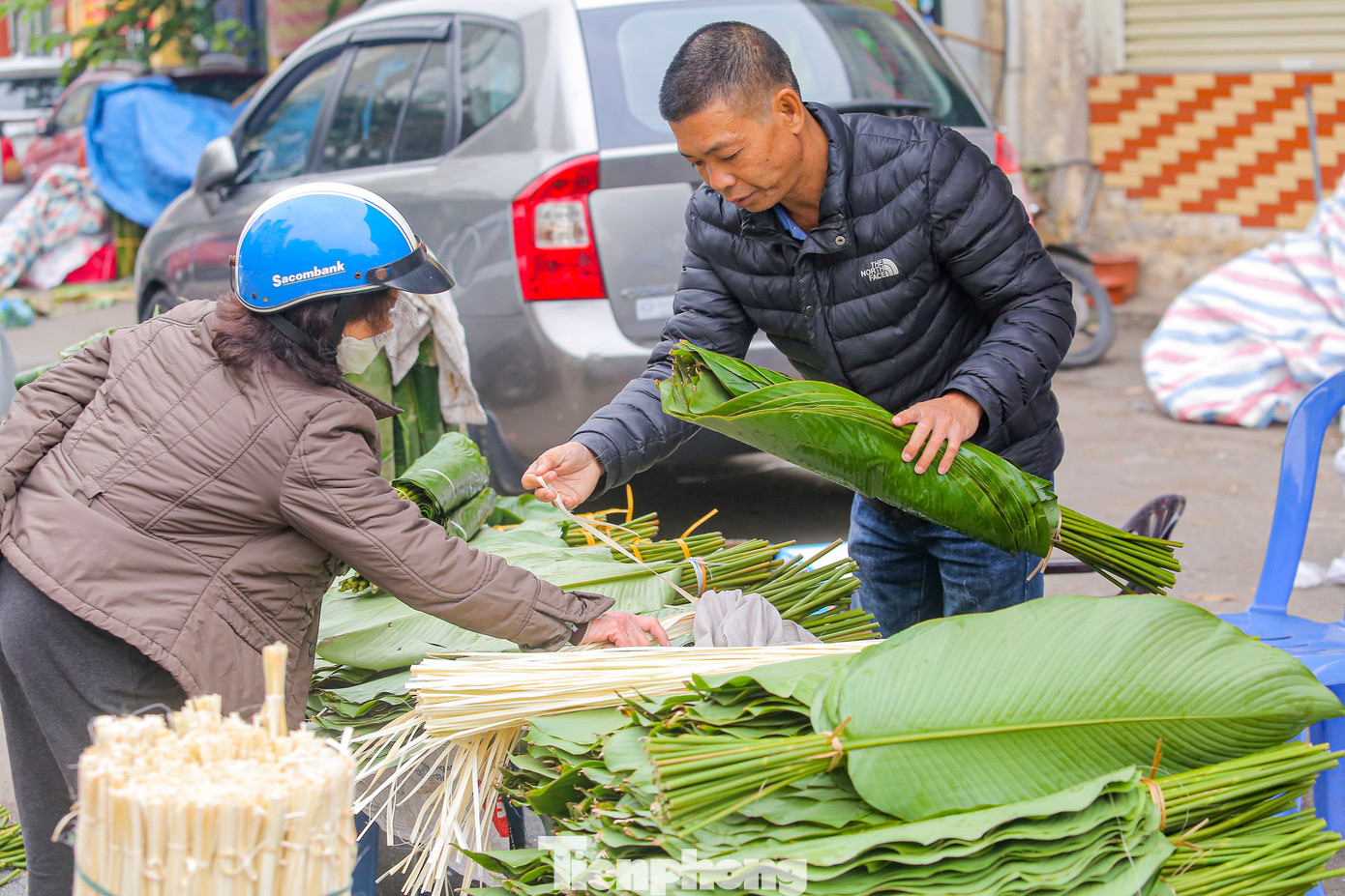 Hiện khách tới mua chủ yếu là khách lẻ, mua lá về gói bánh chưng trong gia đình.