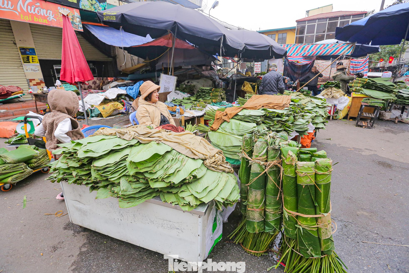 Tính đến thời điểm này, nhiều tiểu thương cho biết, lượng khách đến mua giảm mạnh so với mọi năm. Họ vẫn đang cố bán nốt những ngày cuối cùng.