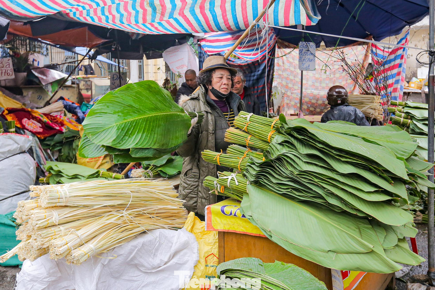 Một nguyên nhân được một tiểu thương cho rằng là do cuộc sống hiện đại càng ngày càng hối hả khiến nhiều gia đình quyết định mua bánh chứ không tự làm như ngày xưa khiến lượng khách mua sụt giảm mạnh.