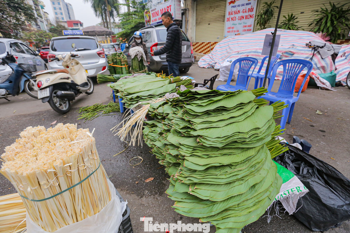 Trên phố Trần Quý Cáp có khoảng 7-8 sạp hàng kéo dài khoảng 50 mét với đủ các loại lá dong các nơi đổ về.