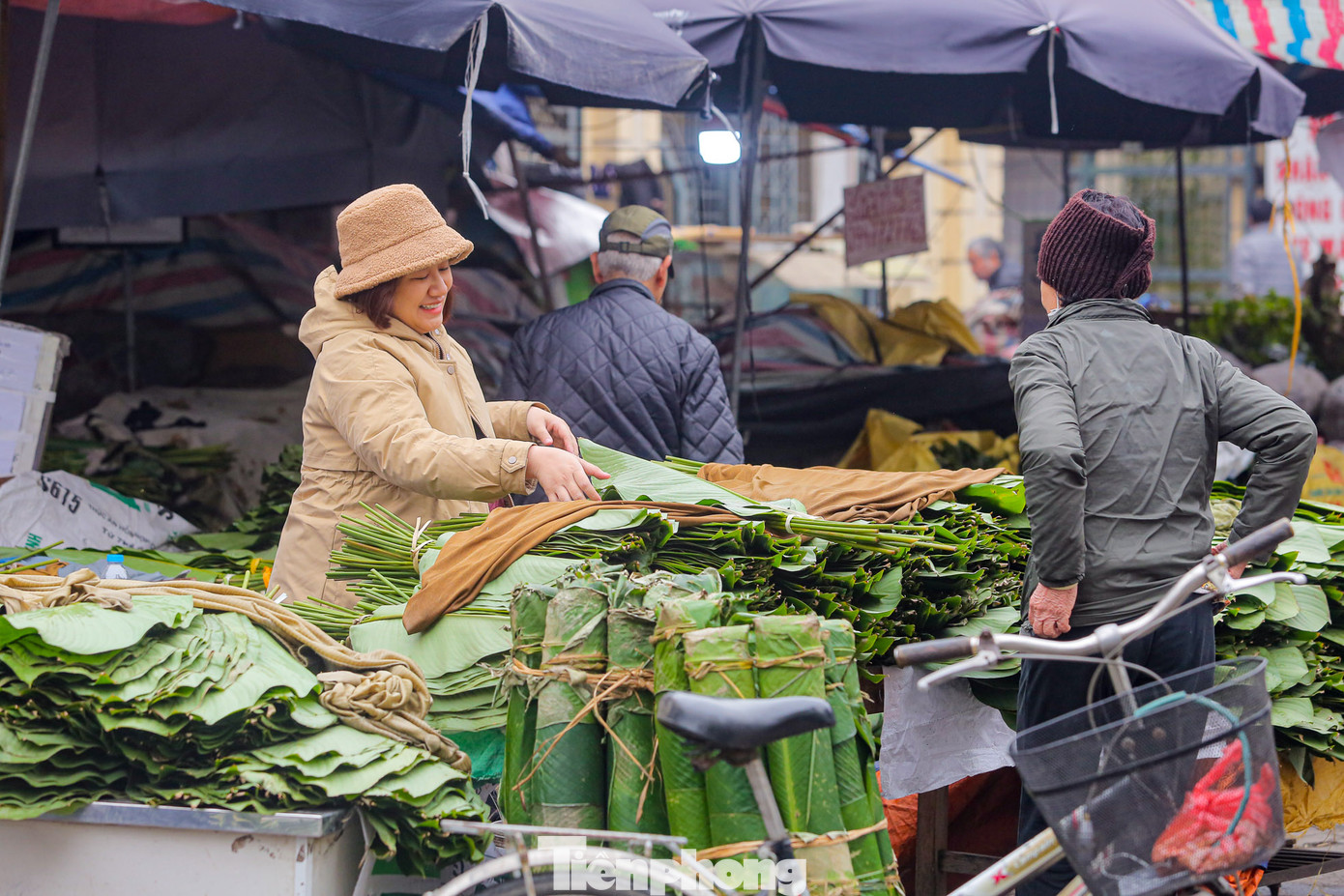 Người dân cần mua lá dong hay dây lạt gói giò, chả, bánh chưng vẫn thường nhớ đến phố Trần Quý Cáp đằng sau ga Hà Nội.