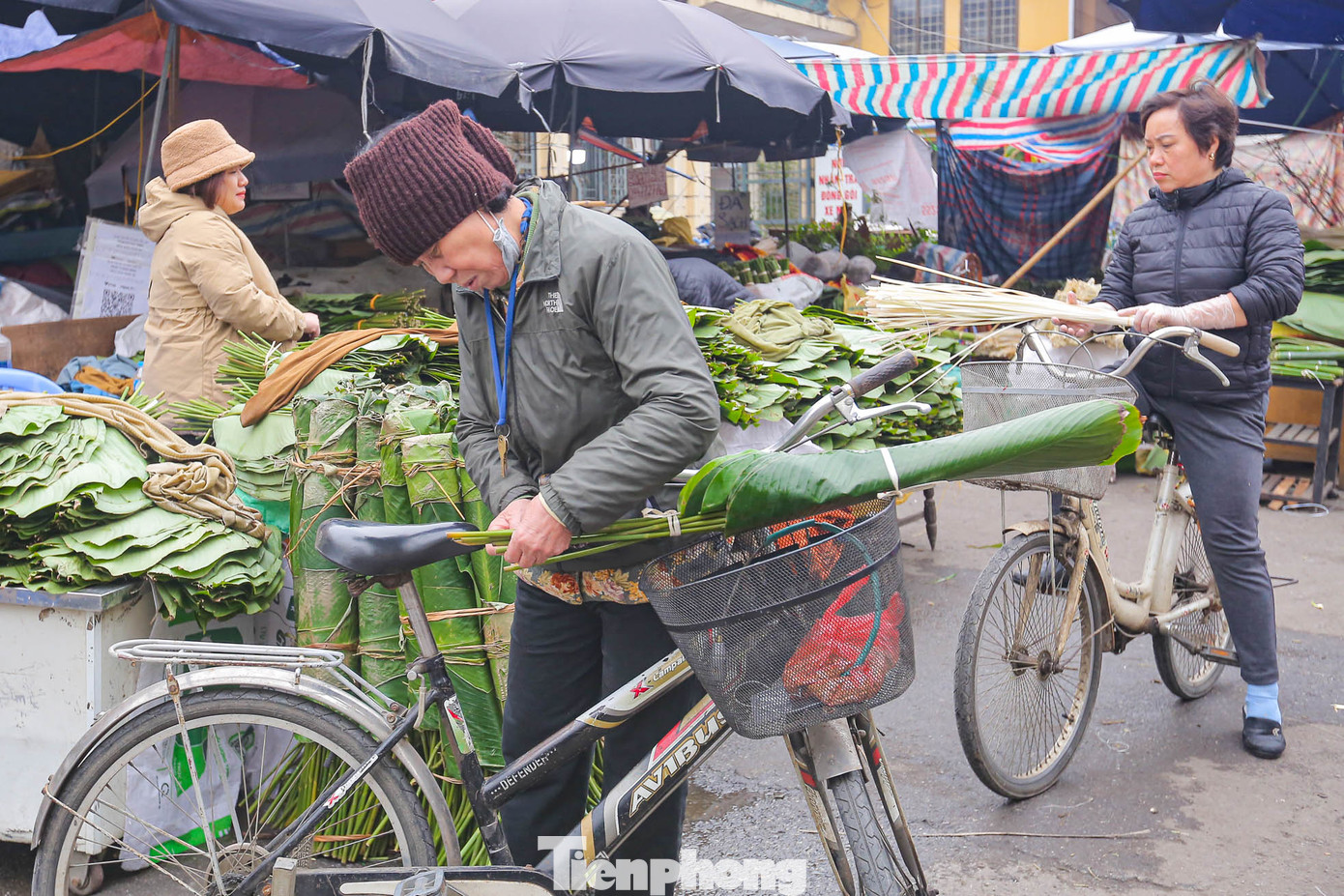 Các sạp hàng mở hàng từ sáng tới tối tạo điều kiện cho nhiều người đến đây và lựa chọn nguyên liệu.