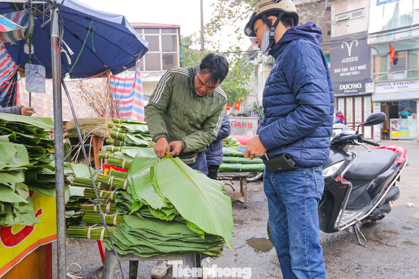 Mỗi bó lá dong (khoảng 26 lá) được bán với giá 50.000 đồng, mỗi bó dây lạt được bán với giá 25.000 đồng.