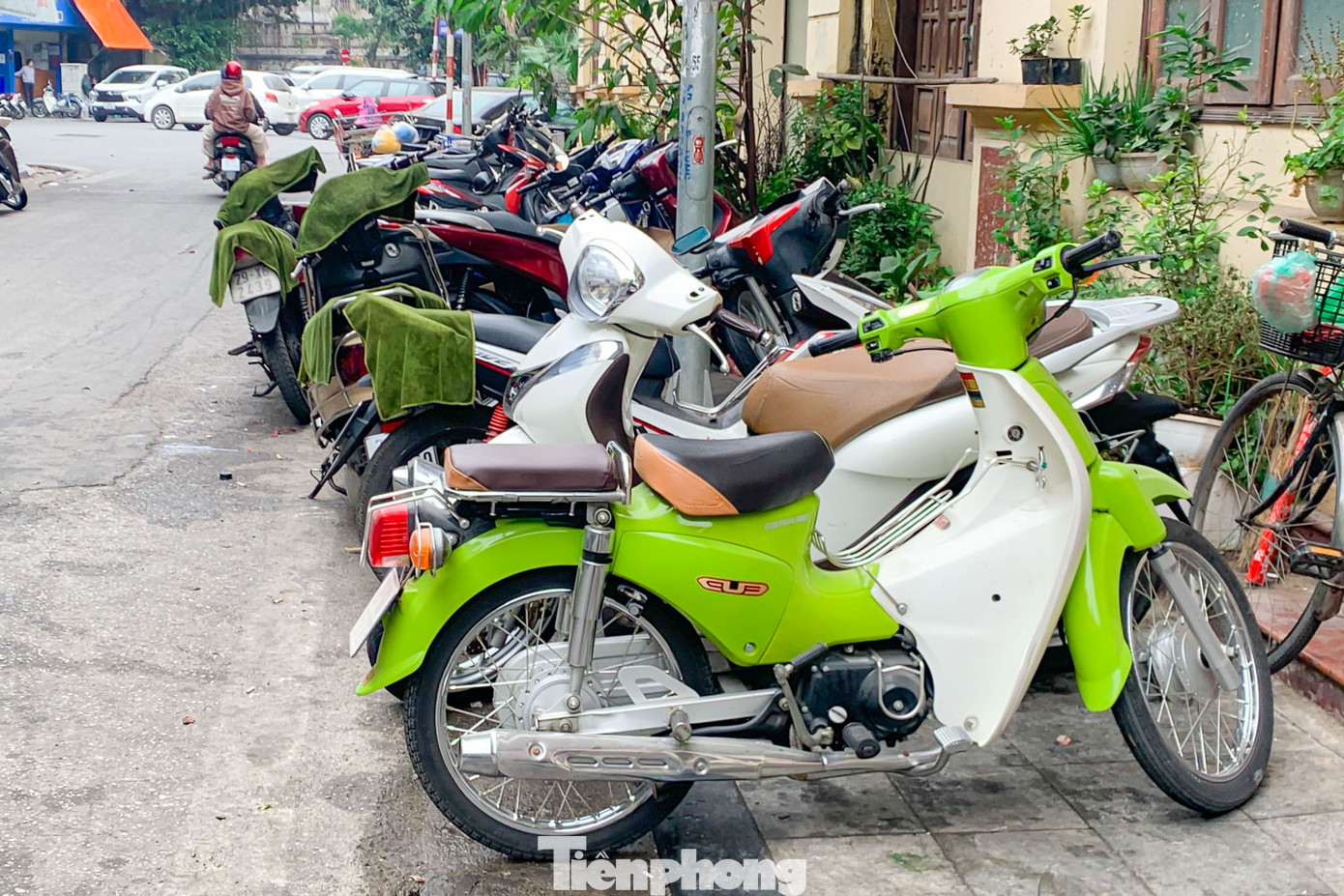 Những chiếc xe tay ga đến xe số xếp thành hàng, cho người đi qua cảm giác như các cửa hàng bán xe máy.