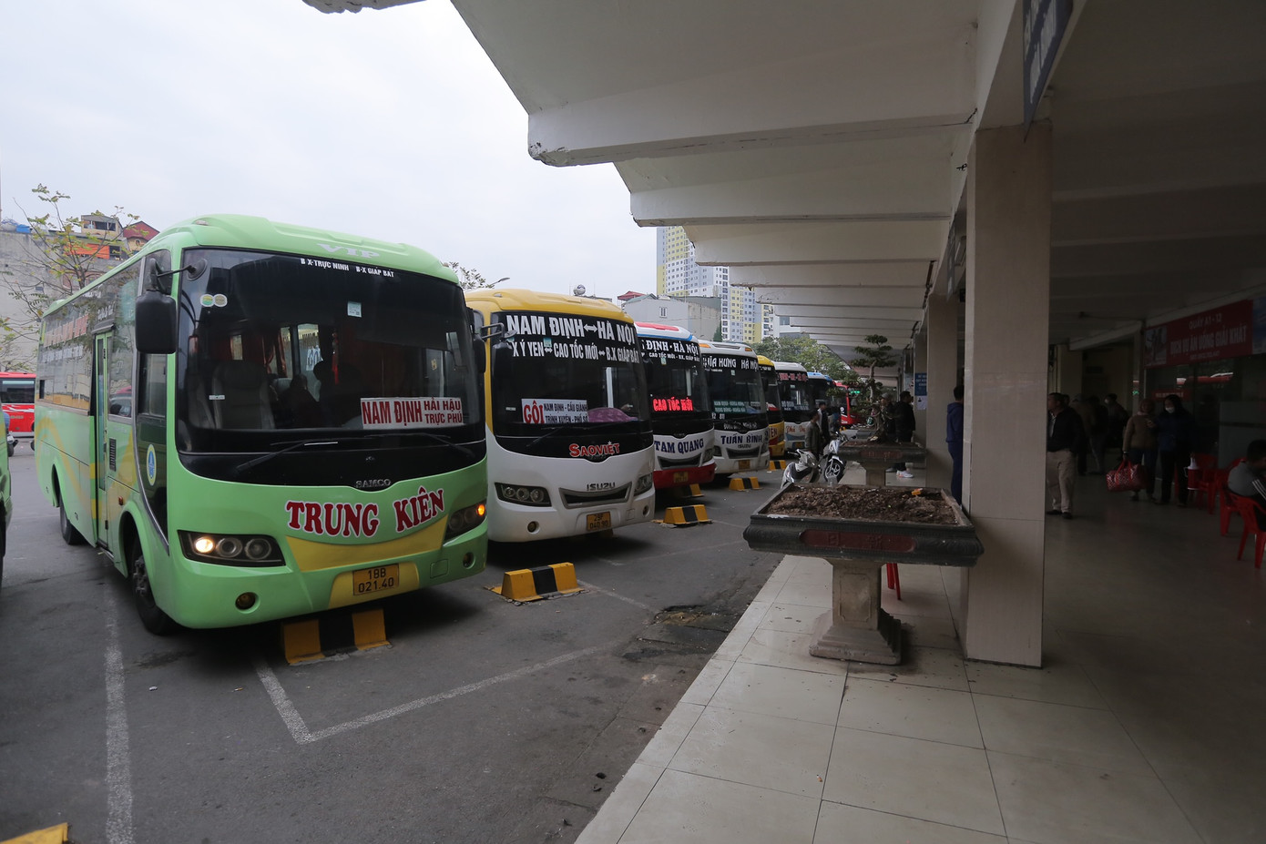 Thay vì cảnh chen nhau thì các xe nằm im tại bến chờ khách.