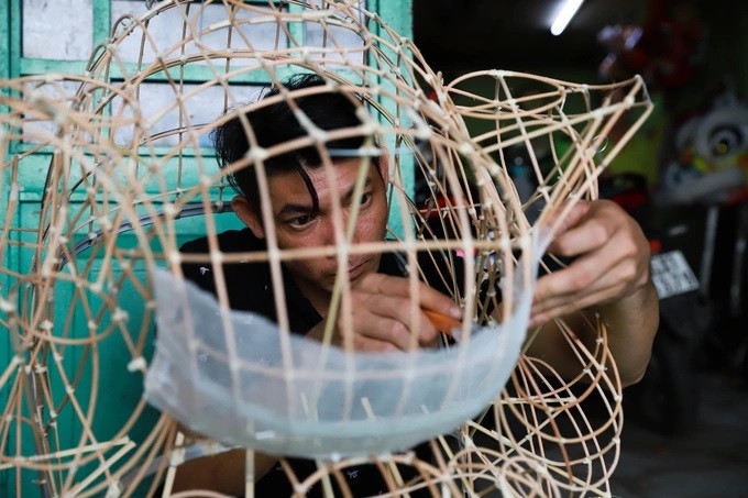 Mỗi công đoạn được người thợ thực hiện vô cùng tỉ mỉ (Ảnh: Nguyễn Vy). Mỗi công đoạn được người thợ thực hiện vô cùng tỉ mỉ (Ảnh: Nguyễn Vy).