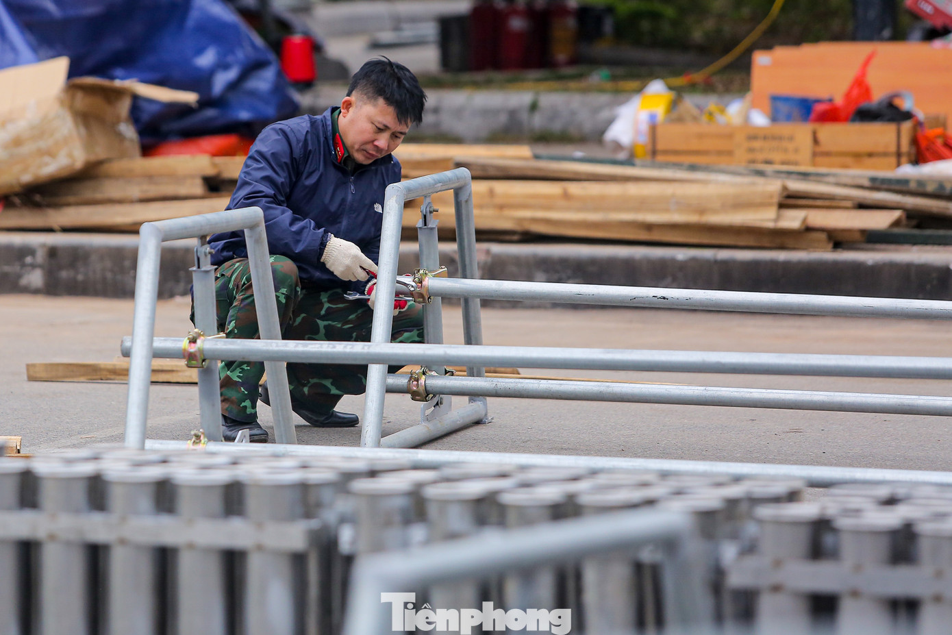 Công tác lắp đặt pháo hoa được triển khai nhanh chóng.