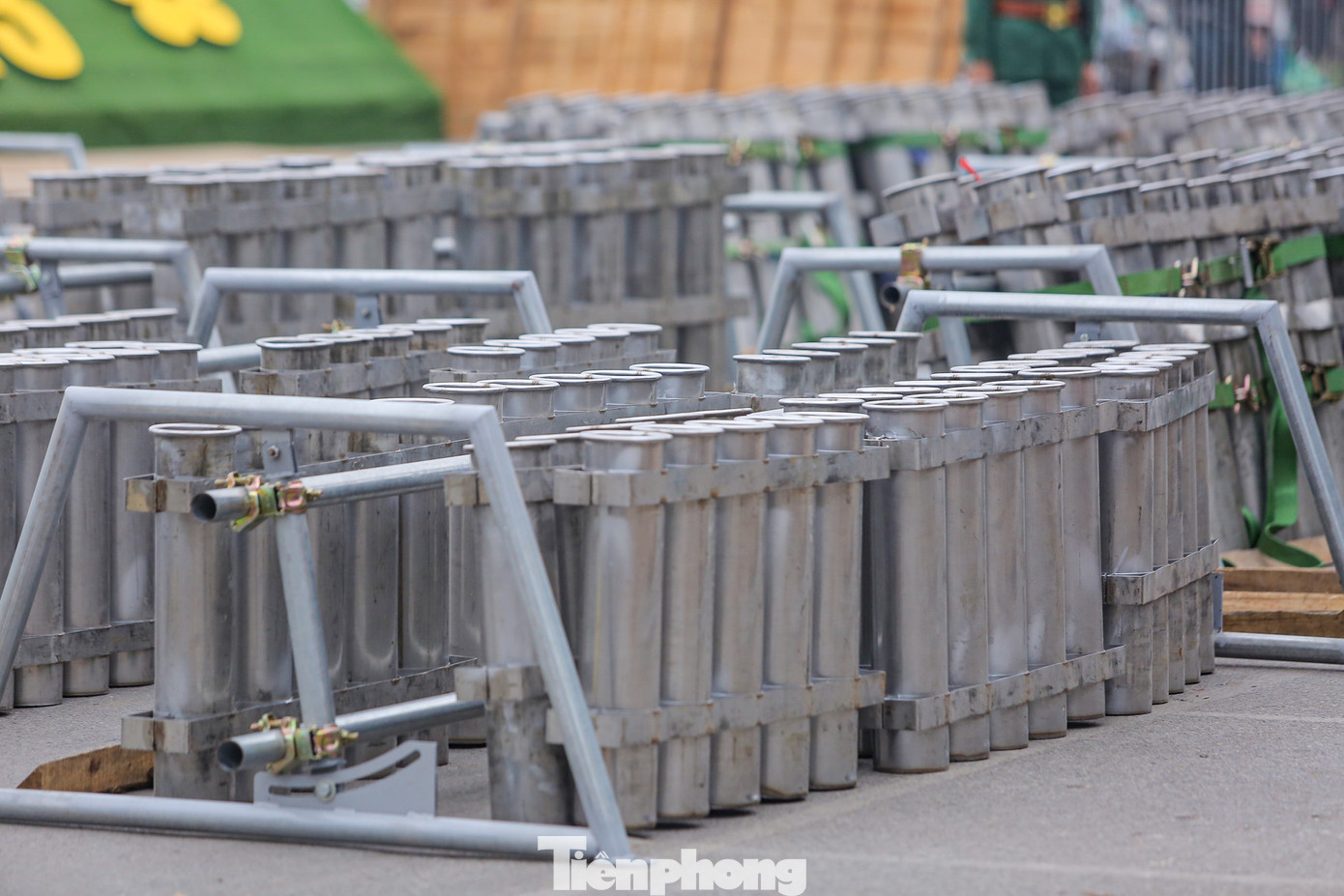 Do không gian rộng, thoáng, người dân ở quanh khu vực Hồ Tây hay Ba Đình đều có thể ngắm pháo hoa tầm cao tại vườn hoa Lạc Long Quân.