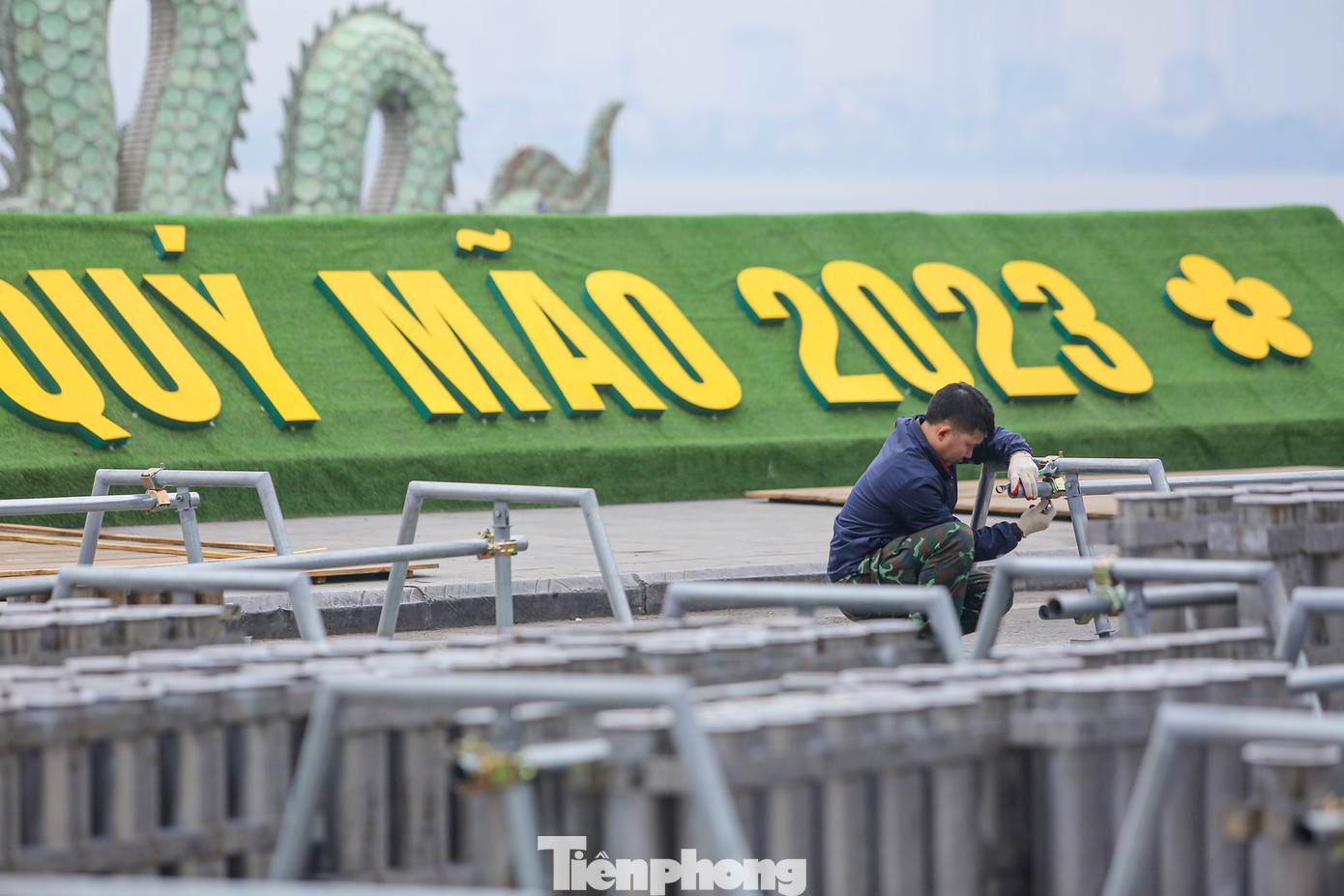 Tất cả các dàn pháo từ tầm thấp, trung, cao được các chiến sĩ lắp đặt rất cẩn thận trước giờ khai hỏa.