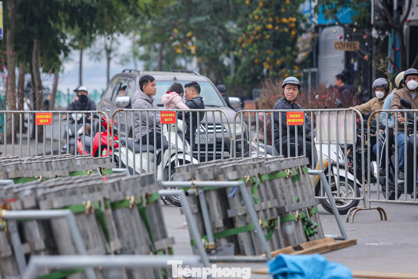 Trận địa pháo thu hút được sự quan tâm của người dân đến chứng kiến.