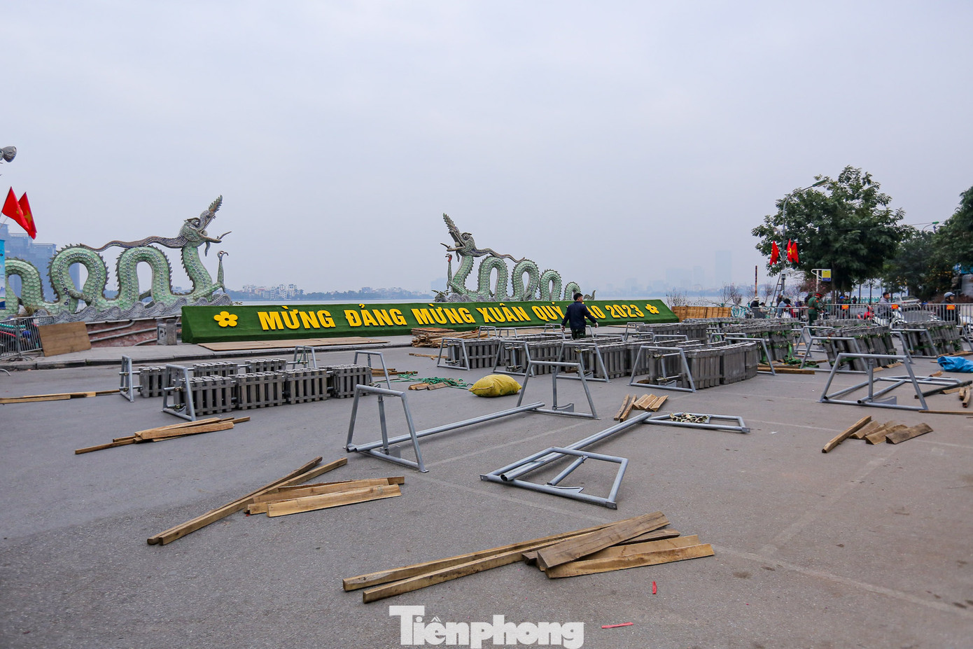 Ngày 29 Tết, địa điểm bắn pháo hoa khu vực quận Tây Hồ mừng năm mới 2023 đã được dựng lên tại vườn hoa Lạc Long Quân.