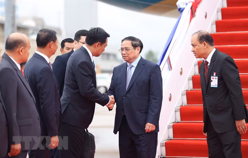 Đại diện Chính phủ Lào đón Thủ tướng Phạm Minh Chính và Đoàn đại biểu cấp cao Việt Nam tại sân bay quốc tế Wattay. (Ảnh: Dương Giang/TTXVN)