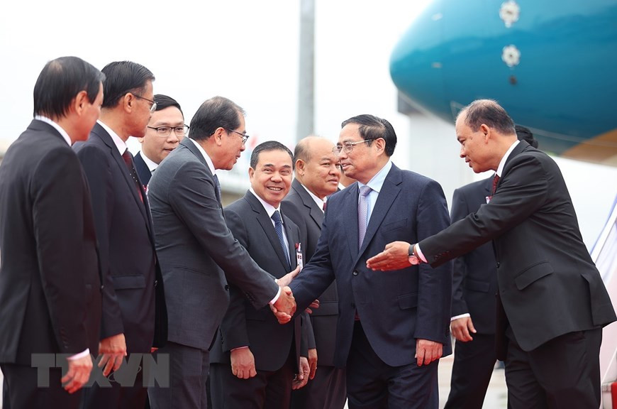 Đại diện Chính phủ Lào đón Thủ tướng Phạm Minh Chính và Đoàn đại biểu cấp cao Việt Nam tại sân bay quốc tế Wattay. (Ảnh: Dương Giang/TTXVN)