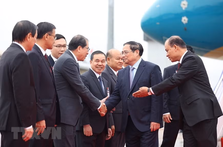 Đại diện Chính phủ Lào đón Thủ tướng Phạm Minh Chính và Đoàn đại biểu cấp cao Việt Nam tại sân bay quốc tế Wattay. (Ảnh: Dương Giang/TTXVN)