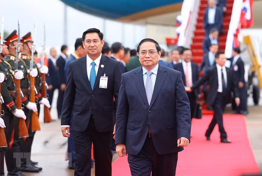 Lễ đón Thủ tướng Phạm Minh Chính tại sân bay quốc tế Wattay, thủ đô Vientiane. (Ảnh: Dương Giang/TTXVN)